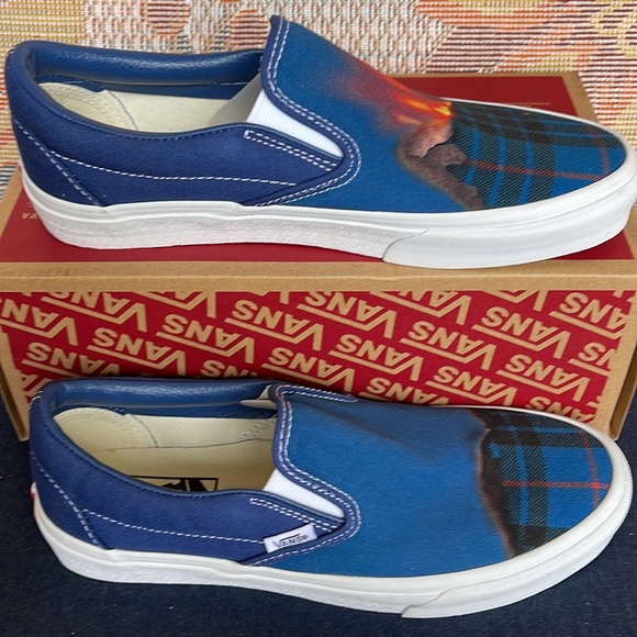 Vans WMNS Classic Slip-0n
Big Reveal Classics Navy/
VN000XG81P4
Sneakers - Picture 4 of 16